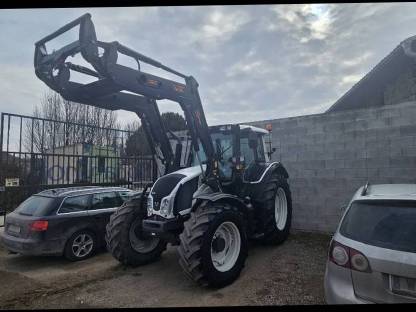 Valtra N 113 HiTech 3 mit Frontlader Hauer VX 130