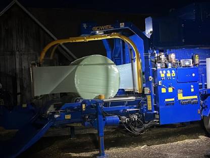 Bild 3:Maisballenpressen Göweil