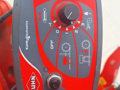 Bild 7:Kuhn HR 3040 mit Sitera 3030-24 E Isobus Sähkombi