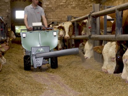 Bild 5:El. angetriebener Futterwagen mit Förderschnecke
