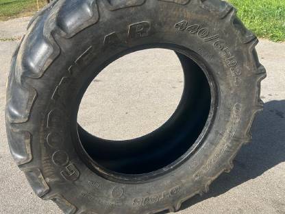 Bild 2:Reifen 440/65R24
