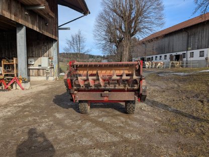 Bild 4:Pöttinger Miststreuer - einsatzbereit