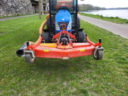 Bild 2:STOLL Frontschelmähwerk FMS180 mit STOLL Anbausauger SuperHE