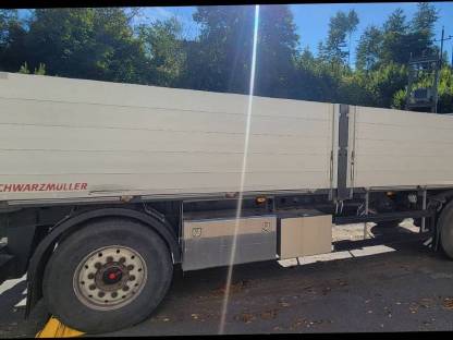 Bild 2:Schwarzmüller Baustoffhänger