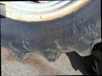 Bild 2:Reifen mit Felgen 420/85 R30