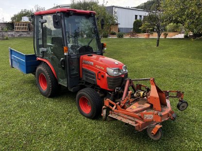 Bild 3:Kubota B2530 mit Frontmähwerk und Schneepflug