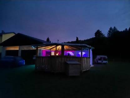 Bild 3:Schirmbar, Anhänger