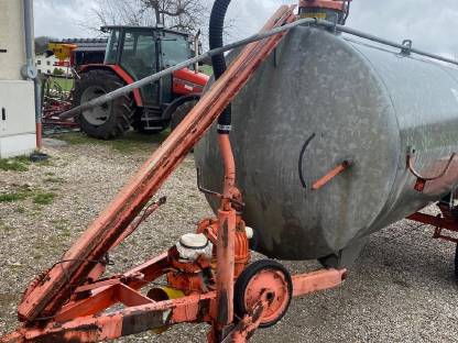 Bild 5:Bauer Güllefass