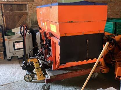 Bild 2:Salz-/Splittstreuer