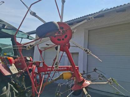 Bild 3:Pöttinger Kreiselheuer 54N