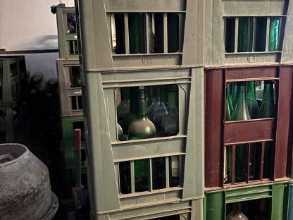 Bild 3:Alte Weinkisten mit 1-l-Flaschen