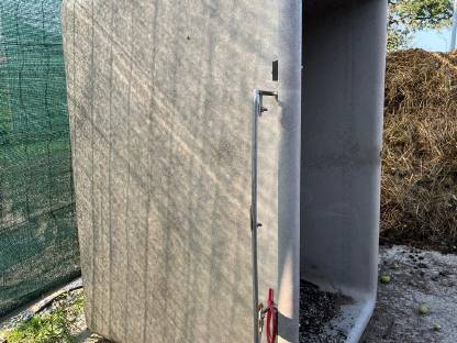 Bild 2:Behälter für Streugut, Wasserbehälter, Baubehälter