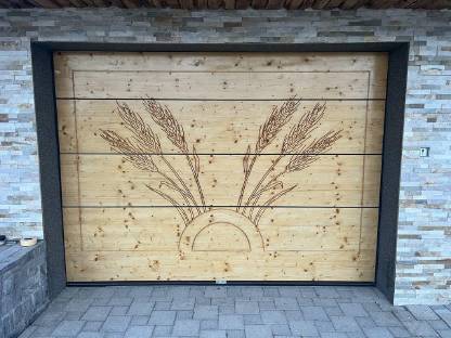 Sektionaltor mit Holzverkleidung