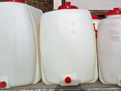 Weintanks in folgenden Größen: 110 l, 200 l, 300 l