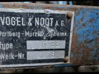 Bild 3:2 Vogel & Noot Motormäher mit 2 Mähbalken und Bandrechen