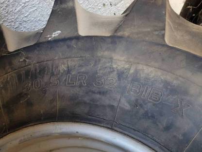 Bild 3:Reifen für Mähdrescher-Häcksler Case 2388