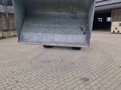 Bild 3:Hochkippschaufel