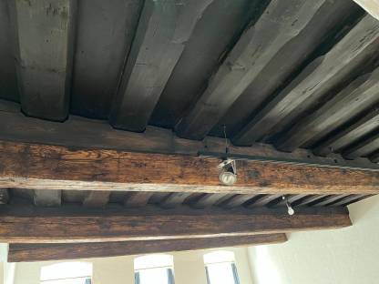 Bild 3:Holzdecke aus dem 15. Jahrhundert, 6,5x5m (ca. 35m²)