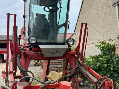 Bild 8:Vermande, Stelzentraktor (Maisentfahnungsmaschine)