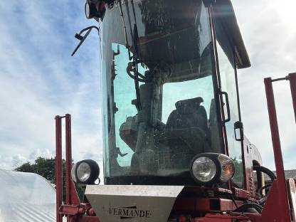 Bild 6:Vermande, Stelzentraktor (Maisentfahnungsmaschine)