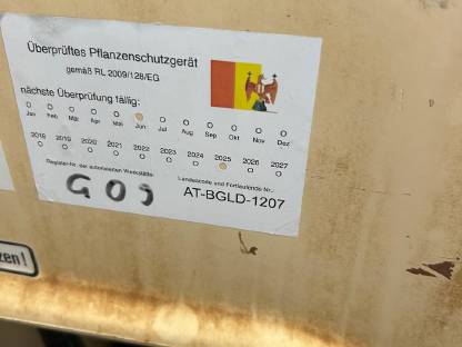 Bild 3:Weingartenspritze und Laubschneider