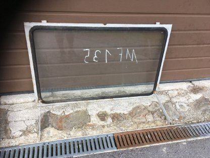 Bild 3:Massey Ferguson 135 Frontscheibe