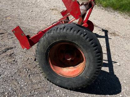 Bild 8:Pöttinger Ladewagengetriebe und Achse