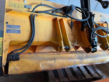 Bild 5:Selbstladestreugerät Lesnik (Walzenstreuer)