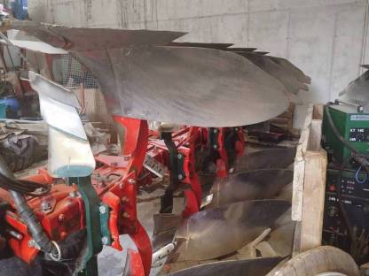 Bild 3:Pflug 4 Schaar Vogel und Noot XMS 1.000 Vario