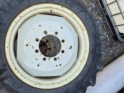 Bild 4:Traktor Kompletträder 12.4/11-28 A