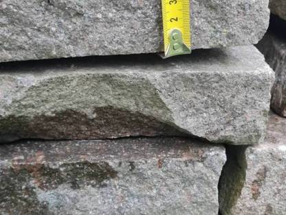 Bild 8:Natursteinplatten ca. 25 x 20 cm