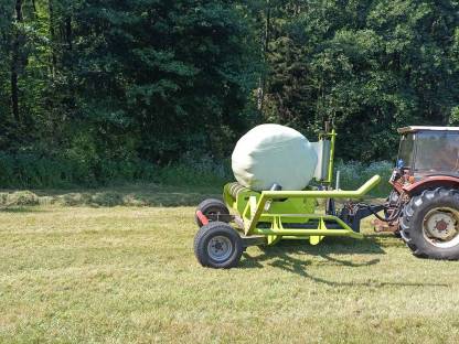 Rundballen-Wickelmaschine