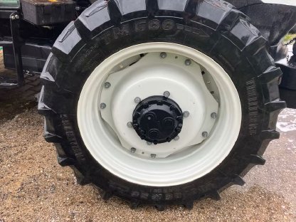 Bild 3:Pflegeräder Steyr Kompakt 280/85R28 und 340/85R38