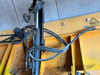 Bild 3:Selbstladestreugerät Lesnik (Walzenstreuer)