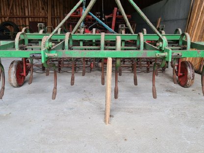 Bild 5:Federzinkengrubber Grubber Kultivator (Efka Klausing)