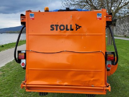 Bild 5:STOLL Frontschelmähwerk FMS180 mit STOLL Anbausauger SuperHE