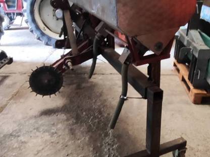 Bild 2:Reihendüngerstreuer