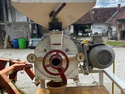 Bild 4:Getreidemühle inkl. Siebkasten