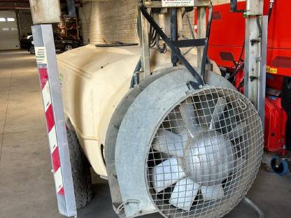 Bild 4:Weingartenspritze und Laubschneider