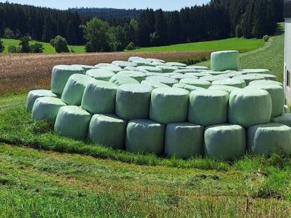 Bio Silo Rundballen und Heuballen