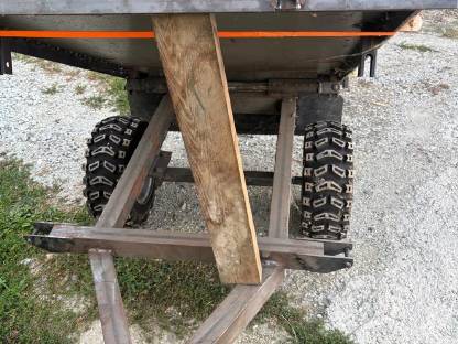 Bild 4:Rasentraktor Quad Anhänger