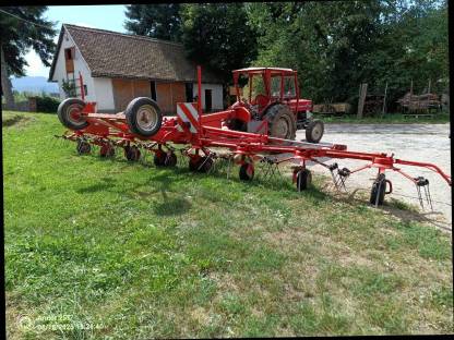Bild 7:Kuhn Kreiselheuer mit Transportfahrwerk, GF 8501 TO