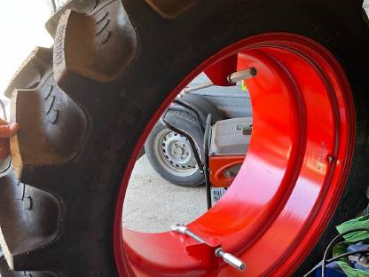 Bild 2:Zwillingsbereifung BKT 340/85R38