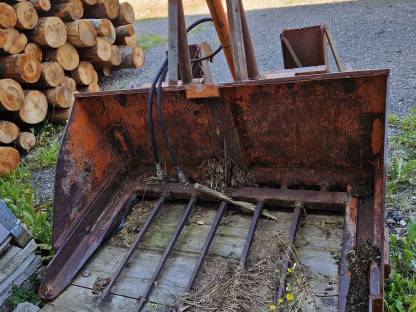 Bild 3:Hochkipp-Mistgabel Eigenbau mit Liebherr-Aufnahme