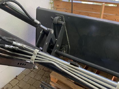 Bild 8:Branson 5025C, zus. Rasenreifen, Palettengabel, nur 40 Bstd.