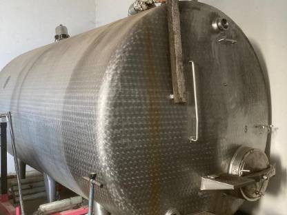 Milchtank Niro isoliert mit Rührwerk