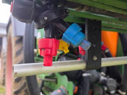 Bild 5:Amazone 1201 UF mit Fronttank 1001