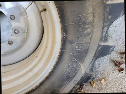 Bild 2:Reifen für Mähdrescher-Häcksler Case 2388