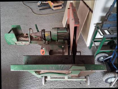 Bild 2:Posch Wippkreissäge mit Kegelspalter