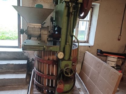 Bild 3:Mostpresse, Schwader, Waage, Schneepflug, Schaufel, Palettengabel